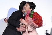 松坂慶子(右)にカーネーションの花束を渡すTAKAHIRO(左)。