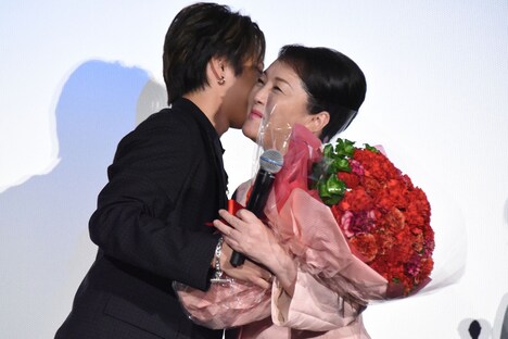 松坂慶子(右)にカーネーションの花束を渡すTAKAHIRO(左)。