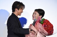 松坂慶子（右）にカーネーションの花束を渡すTAKAHIRO（左）。