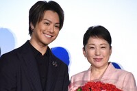 左からTAKAHIRO、松坂慶子。
