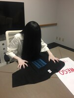 Tシャツを手にした貞子。