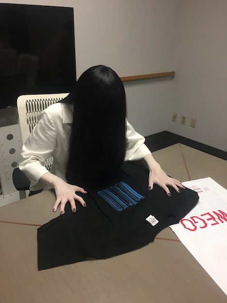 Tシャツを手にした貞子。