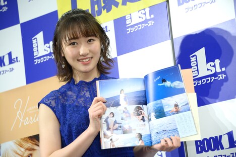 パーソナルブック「Haruka」のお気に入りページを見せる工藤遥。