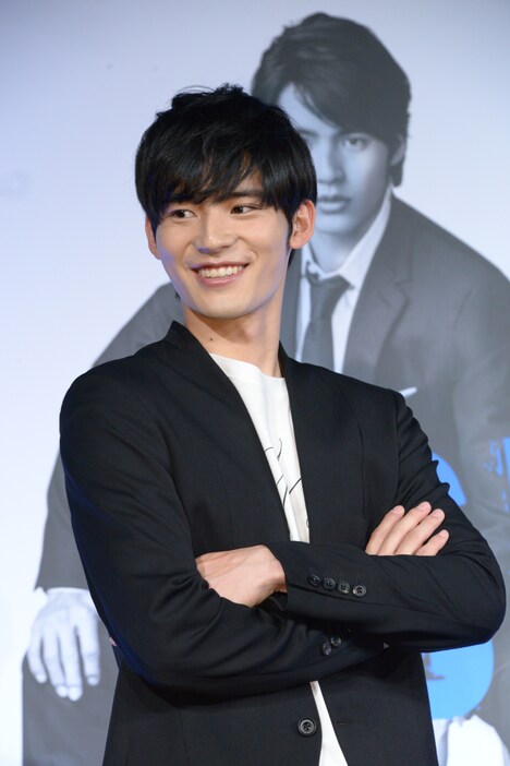 カメラマンに腕組みを頼まれ応じる岡田健史。