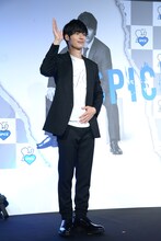 ムービーカメラに手を振る岡田健史。