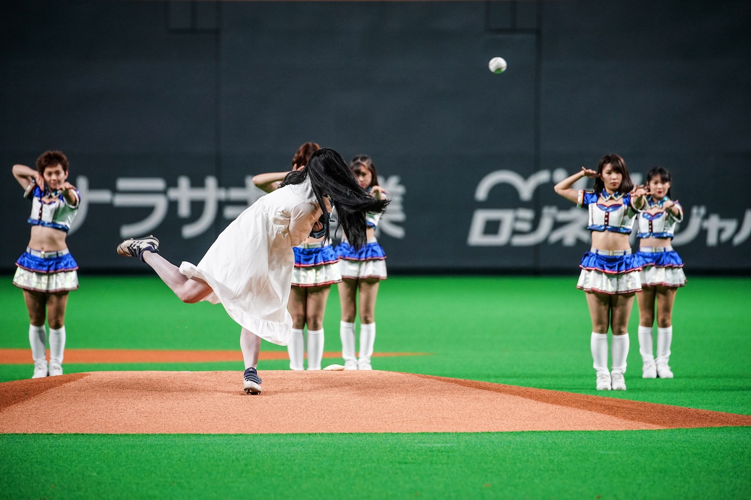 北海道日本ハムファイターズ対埼玉西武ライオンズ戦で始球式を行う貞子。