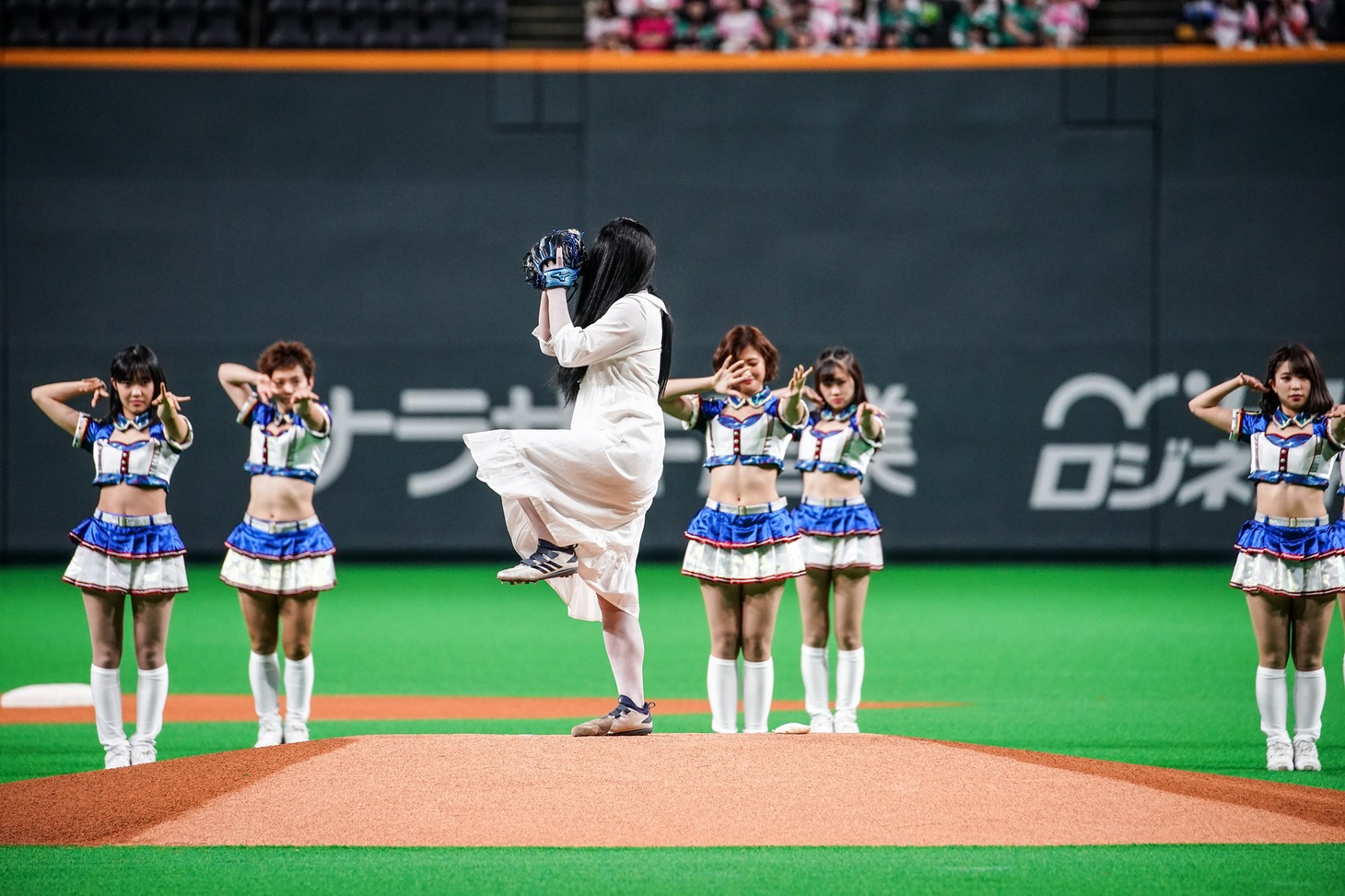 北海道日本ハムファイターズ対埼玉西武ライオンズ戦で始球式を行う貞子。