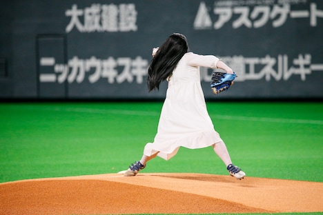 北海道日本ハムファイターズ対埼玉西武ライオンズ戦で始球式を行う貞子。