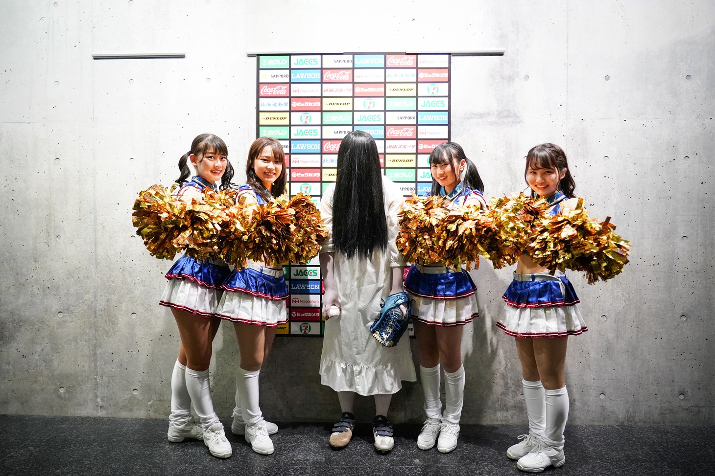 FIGHTERS GIRLとともに写真に収まる貞子。