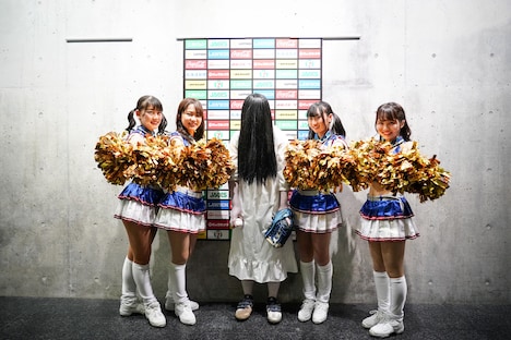 FIGHTERS GIRLとともに写真に収まる貞子。