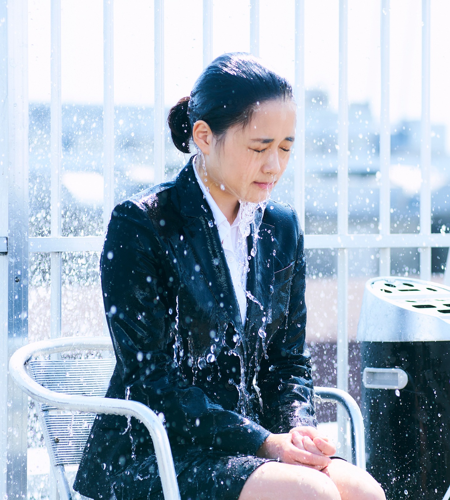 「びしょ濡れ探偵 水野羽衣」より、大原櫻子演じる水野羽衣。