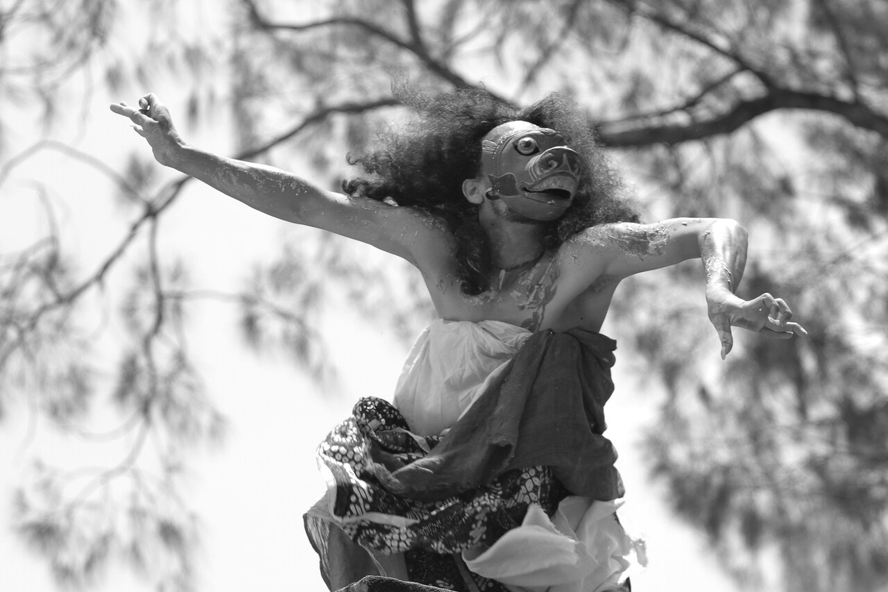 コムアイも出演、サイレント映画「サタンジャワ」の立体音響上映イベント開催