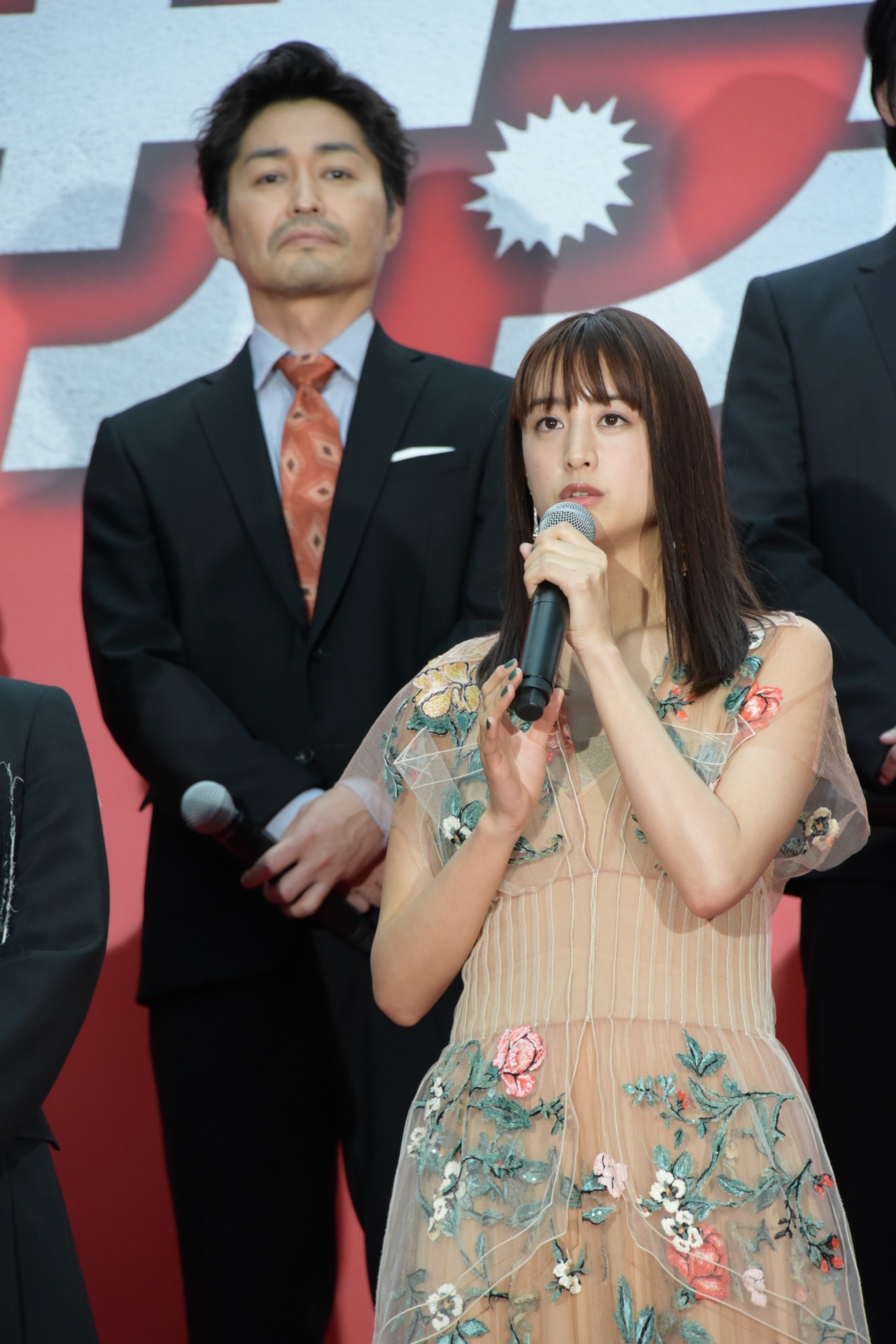 左から安田顕、山本美月。