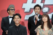 上段左から江口カン、安田顕。下段左から柳楽優弥、山本美月。