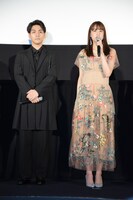 左から柳楽優弥、山本美月。