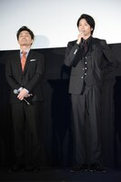 左から安田顕、向井理。