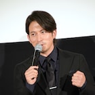 岡田准一が裸族設定に「やると決めたからには脱ぎました」、バスローブで現場入り