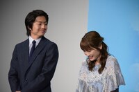 片寄涼太が“渋滞にはまっている”という嘘のアナウンスを聞いて笑うキャストたち。