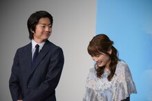 片寄涼太が“渋滞にはまっている”という嘘のアナウンスを聞いて笑うキャストたち。