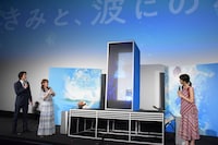 水槽型ビジョンの港と会話するキャストたち。