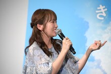 水槽型ビジョンの港と会話する川栄李奈。