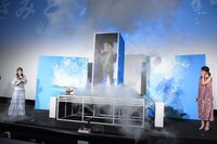 “水槽”の中から現れた片寄涼太（中央）。