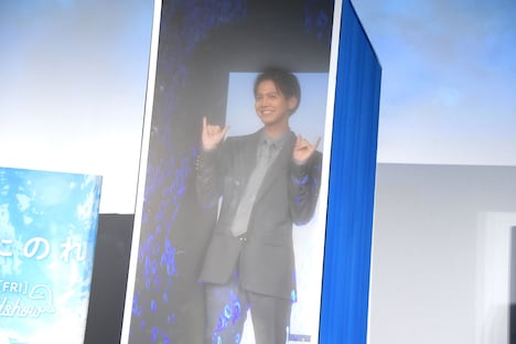 “水槽”の中から現れた片寄涼太。