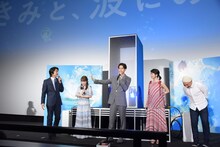 「この映画を観ないと波に乗れない」とまとめようとしたところ、伊藤健太郎（左端）に「え、どういうこと？」と追及されてしまった片寄涼太（中央）。