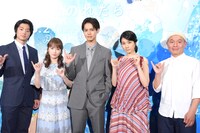 「きみと、波にのれたら」完成披露舞台挨拶の様子。