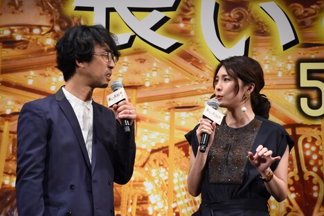 左から北村有起哉、竹内結子。