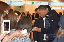 ファンサービスをするウィル・スミス。