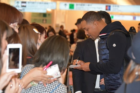 ファンサービスをするウィル・スミス。