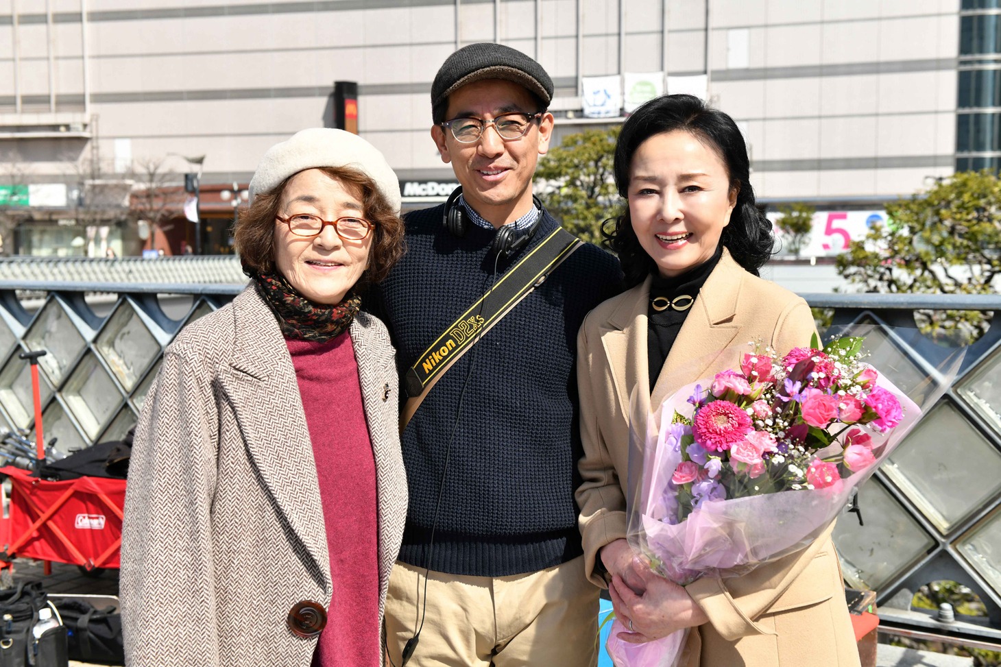 左から倍賞千恵子、監督の小林聖太郎、星由里子。