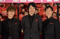 「プロメア」完成披露舞台挨拶の様子。左から早乙女太一、松山ケンイチ、堺雅人。