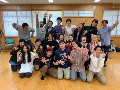 「スペシャルアクターズ」キャストと上田慎一郎の集合写真。