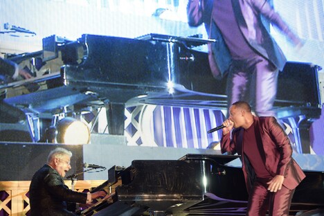 「フレンド・ライク・ミー」のパフォーマンスを披露するアラン・メンケン（左）とウィル・スミス（右）。