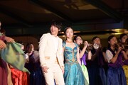 演奏にノリながら登場する中村倫也（中央左）と木下晴香（中央右）。