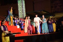 演奏にノリながら登場する中村倫也と木下晴香。