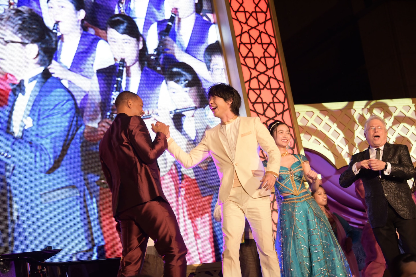 演奏に合わせてステップを踏むウィル・スミス（左）と中村倫也（右）。