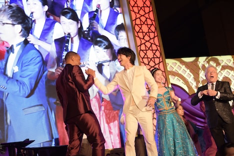 演奏に合わせてステップを踏むウィル・スミス（左）と中村倫也（右）。