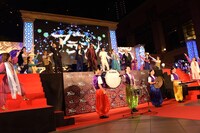 「フレンド・ライク・ミー」のパフォーマンスの様子。