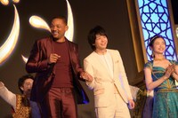 左からウィル・スミス、中村倫也、木下晴香。