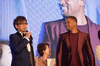左から山寺宏一、ウィル・スミス。