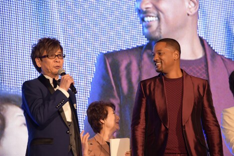 左から山寺宏一、ウィル・スミス。