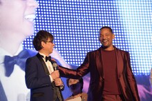 左から山寺宏一、ウィル・スミス。