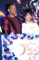 左からウィル・スミス、中村倫也。