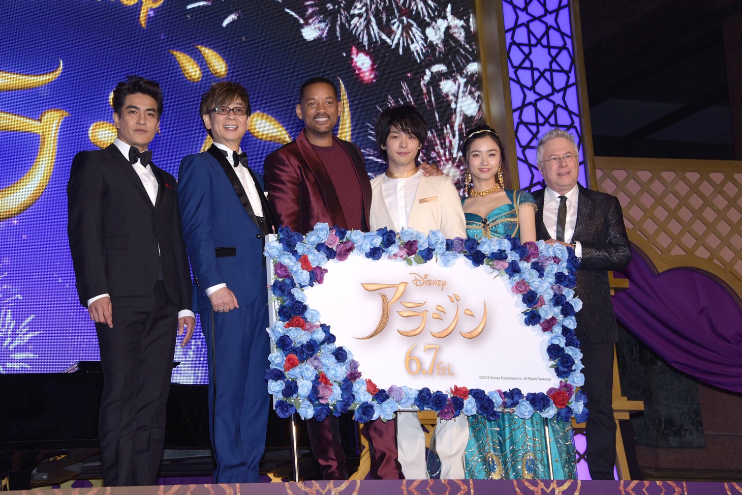 「アラジン」来日イベントにて、左から北村一輝、山寺宏一、ウィル・スミス、中村倫也、木下晴香、アラン・メンケン。