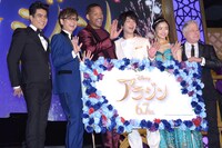 左から北村一輝、山寺宏一、ウィル・スミス、中村倫也、木下晴香、アラン・メンケン。
