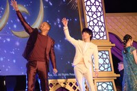 観客に手を振るウィル・スミス（左）と中村倫也（右）。