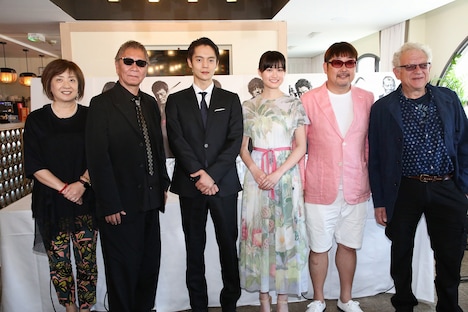 左から坂美佐子、三池崇史、窪田正孝、小西桜子、紀伊宗之、ジェレミー・トーマス。(c)Kazuko Wakayama